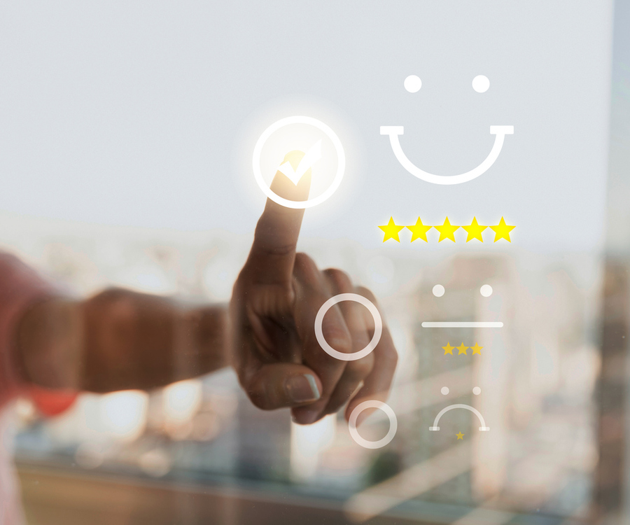Hand wählt eine Fünf-Sterne-Bewertung auf einer digitalen Oberfläche aus