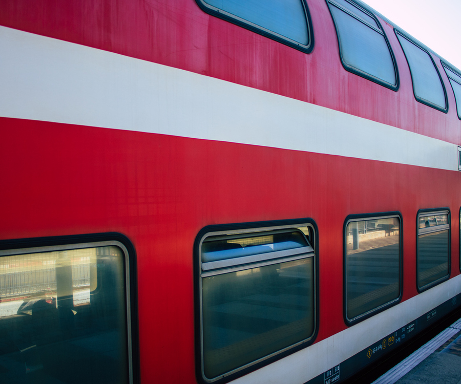 Ausschnitt eines rot-weißen Zuges