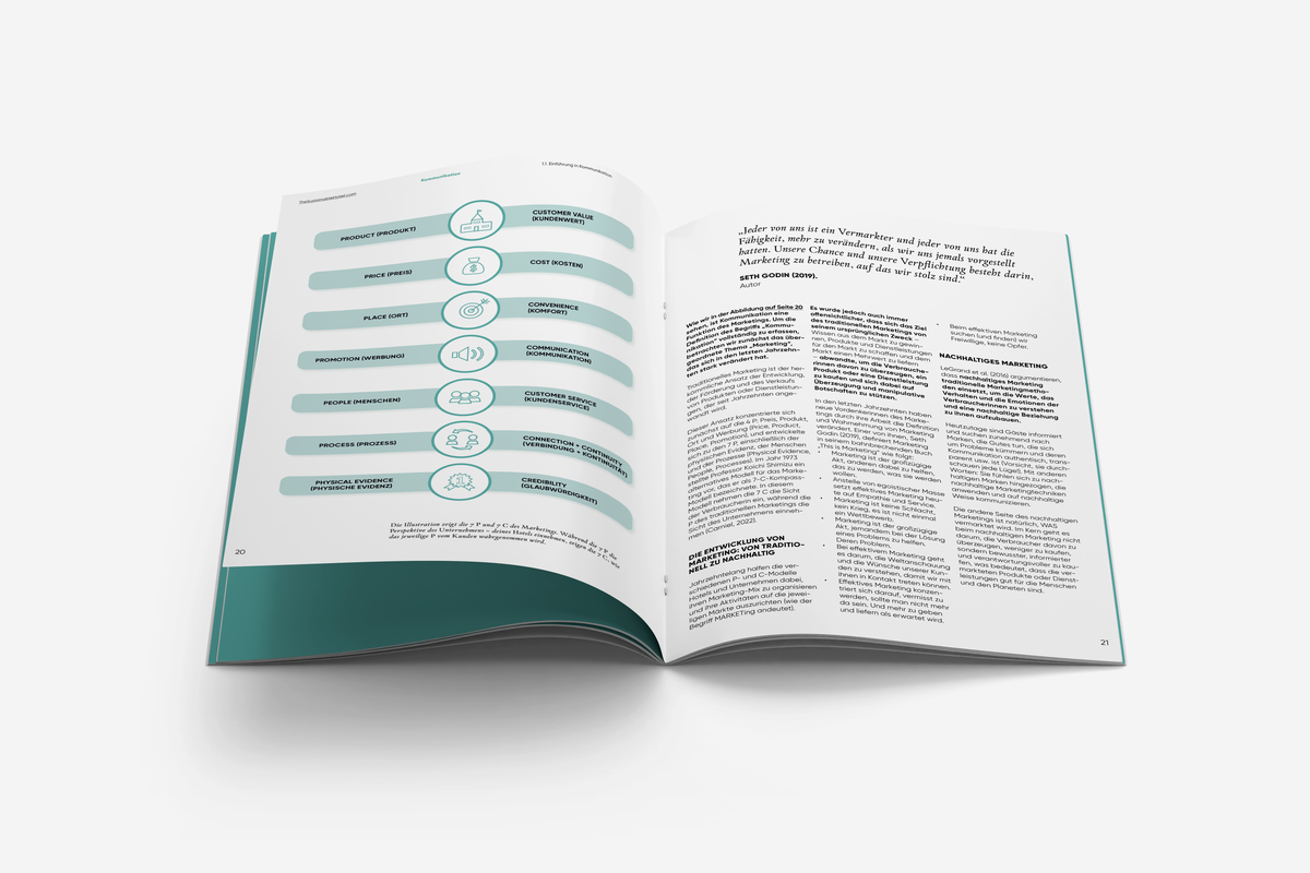 Aufgeschlagenes Handbuch mit Diagramm zu den sieben Ps und sieben Cs sowie Inhalten zu nachhaltigem Marketing